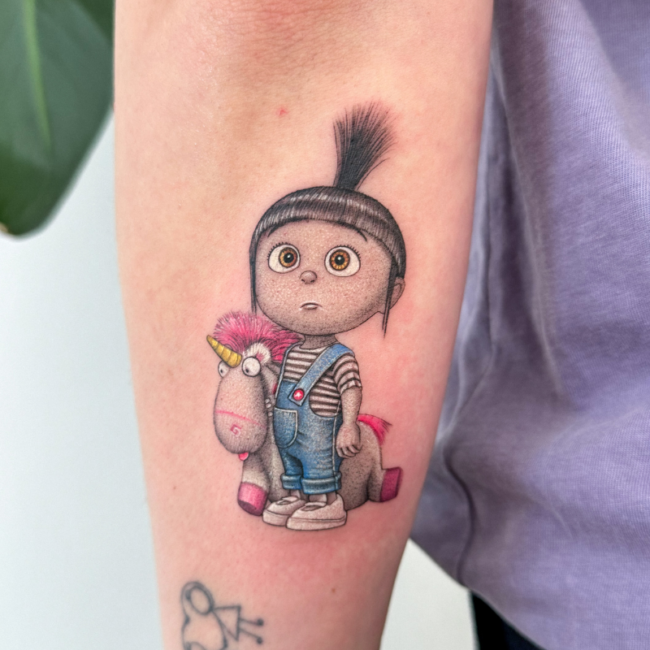 Tatuaje a color de Agnes y su unicornio de "Mi villano favorito" por Verónica Aguilera